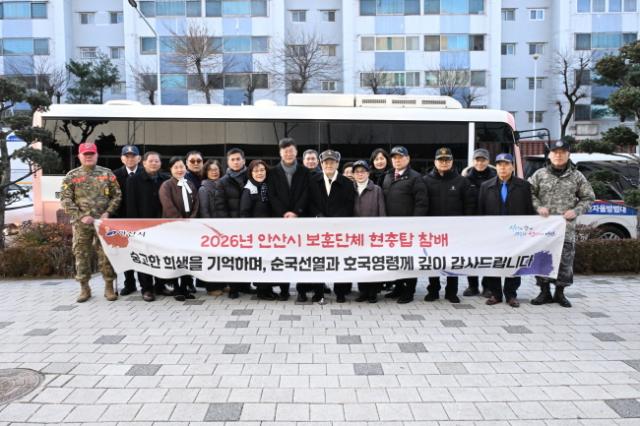 NSP통신-이민근 안산시장(앞줄 왼쪽 일곱번째)이 1일 안산시 보훈회관을 방문해 회원들과 함께 기념촬영을 하고 있다. (사진 = 안산시)