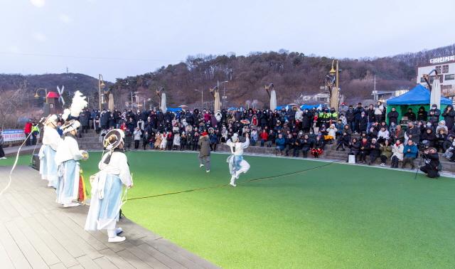 NSP통신-1일 군포시 반월호수 수변공원에서 펼쳐진 군포반월호수 해맞이 행사 모습. (사진 = 군포시)