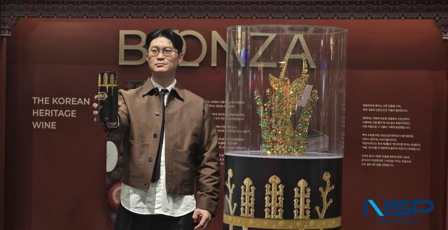 NSP통신-최자가 더현대 서울 팝업 현장에서 분자를 들고 포즈를 취하고 있다. (사진 = 옥한빈 기자)