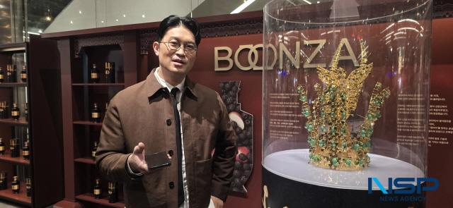 NSP통신-최자가 더현대 서울 팝업 현장에서 분자에 대해 직접 설명하는 모습 (사진 = 옥한빈 기자)