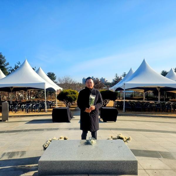 NSP통신-현충탑 참배하는 김석훈 국민의힘 전 안산시갑 당협위원장. (사진 = 김석훈 전 당협위원장실)