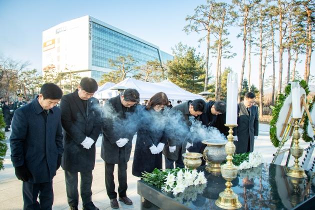 NSP통신-안광림 성남시의회 부의장을 비록한 의원들이 2일 성남시청 근린공원에 위치한 현충탑을 찾아 순국선열 및 호국영령에 참배를 하고 있다. (사진 = 성남시의회)