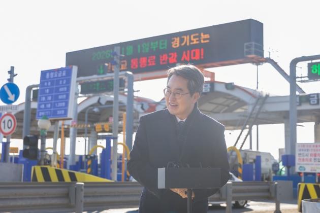 NSP통신-2일 오후 일산대교 현장을 찾은 김동연 경기도지사가 통행 상황을 살펴보고 있다. (사진 = 경기도)