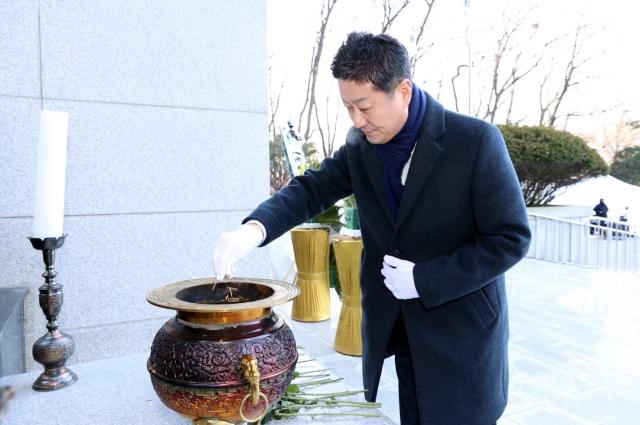 NSP통신-김진경 경기도의회 의장이 2일 시흥시 논곡동에 위치한 현충탑에서 2026년 병오년(丙午年) 새해를 맞아 참배를 하고 있다. (사진 = 경기도의회)