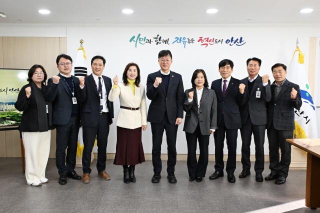NSP통신-이민근 안산시장(가운데)이 지난해 12월 31일 김수진 안산교육지원청 교육장(왼쪽 네번째) 등 관계자들과 간담회를 마치고 함께 사진촬영을 하고 있다. (사진 = 안산시)