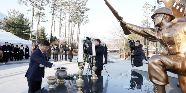 NSP통신-신상진 성남시장이 2일 오전 시청 공원 현충탑에서 새해 각오를 다짐하는 참배 행사를 하고 있다. (사진 = 성남시)