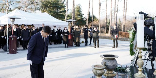 NSP통신-신상진 성남시장이 중원구 여수동 시청 공원 현충탑에서 참배를 하고 있다. (사진 = 성남시)