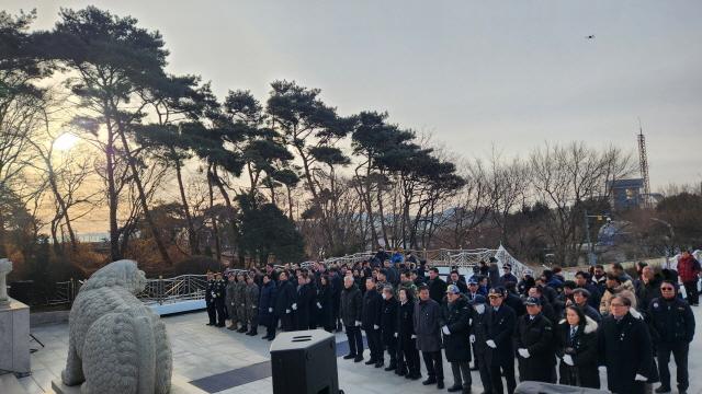NSP통신-1일 평택호 현충탑에서 열린 평택시 신년참배 행사 모습. (사진 = 평택시)