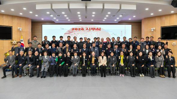 NSP통신-영주시는 오전 9시 30분 소속 공무원 200여 명이 참석한 가운데 새해 근무 첫날을 활기차게 시작하기 위한 시무식 행사를 가졌다. (사진 = 영주시)