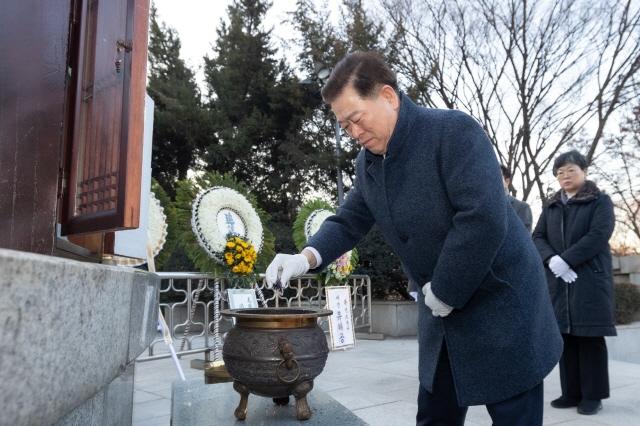 NSP통신-2일 박승원 광명시장이 현충근린공원 내 현충탑을 찾아 참배를 하고 있다. (사진 = 광명시)