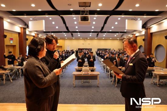 NSP통신-여수광양항만공사 황학범 직무대행과 직원 대표들청렴 서약서 낭독 (사진 = 여수광양항만공사)
