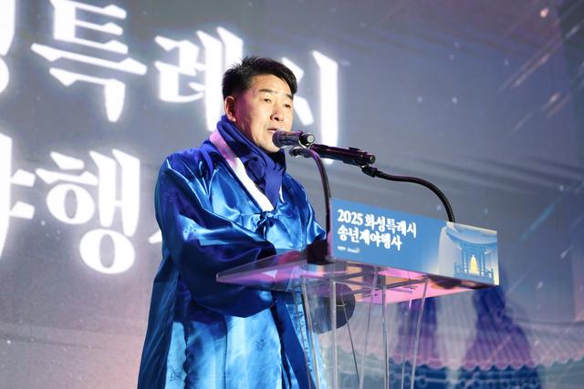 NSP통신-31일 배정수 화성시의회 의장이 송년제야행사에서 축사를 하는 모습. (사진 = 화성시의회)