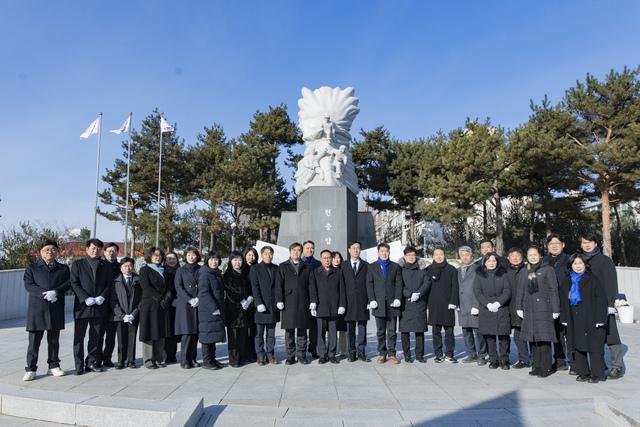 NSP통신-1일 신년 참배에서 화성시의회 의원들이 기념촬영을 하는 모습. (사진 = 화성시의회)