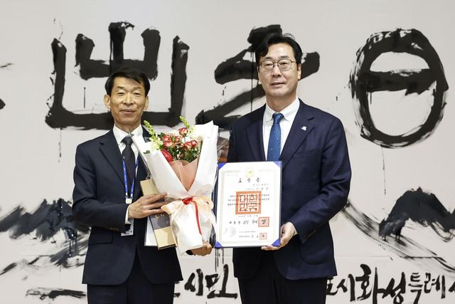 NSP통신-2일 정명근 화성시장(오른쪽)이 강래향 행정종합관찰관에게 대통평 표창을 수여하고 기념촬영을 하고 있다. (사진 = 화성시)
