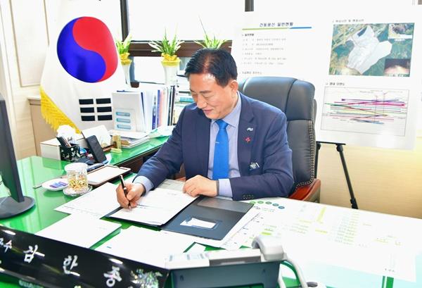 NSP통신-김한종 장성군수가 2일 새해 첫 결제 안건으로 제도 개선 요청 대통령 서한문에 서명하고 있다.. (사진 = 장성군)