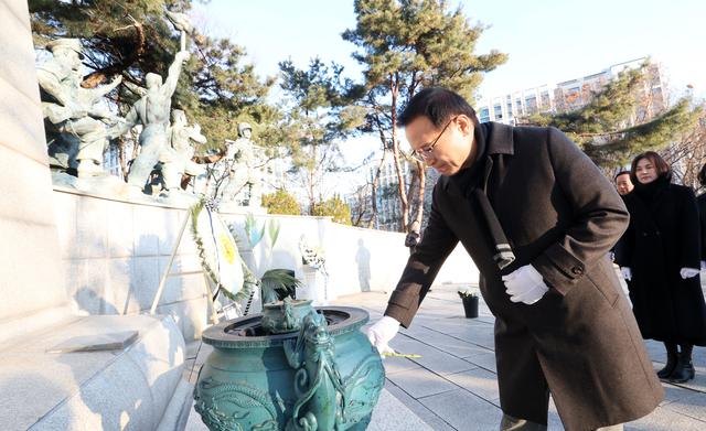 NSP통신-2일 임태희 경기도교육감이 현충탑에서 참배를 하고 있다. (사진 = 경기도교육청)