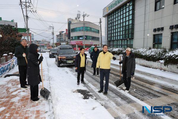 NSP통신-명현관 해남군수 시무식 직후 제설작업 동참모습 (사진 = 해남군)