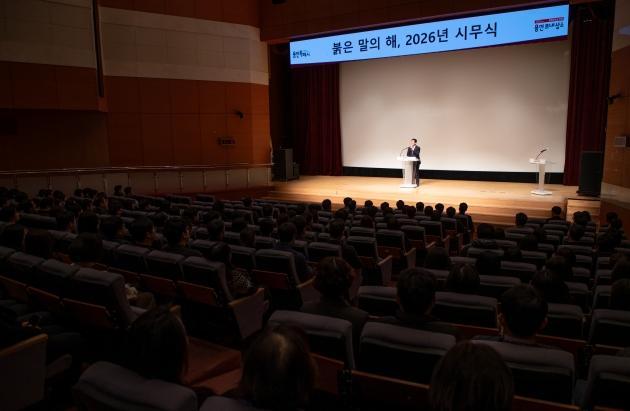 NSP통신-2일 시무식에서 새해 시정 운영 방향을 공유하고 있는 이상일 용인특례시장. (사진 = 용인특례시)
