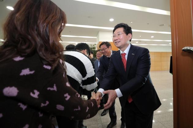 NSP통신-2일 시무식에서 이상일 용인특례시장이 공직자들과 새해 인사를 나누고 있다. (사진 = 용인특례시)