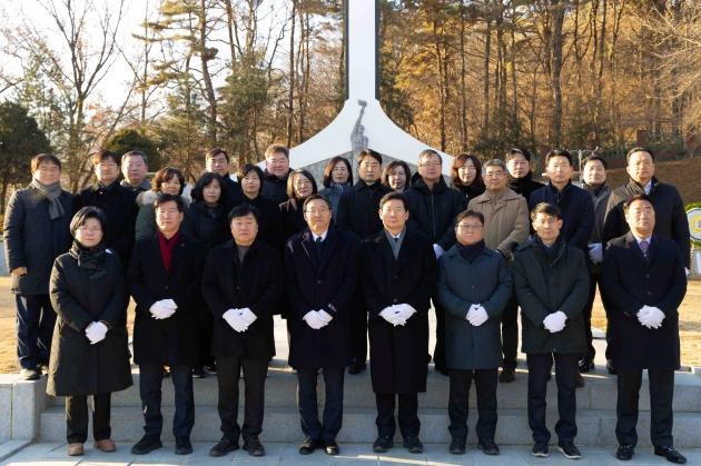 NSP통신-이상일 용인특례시장이 2일 오전 4급 이상 간부공무원 등과 함께 현충탑을 참배했다. 사진은 참배 기념 사진촬영 모습. (사진 = 용인특례시)