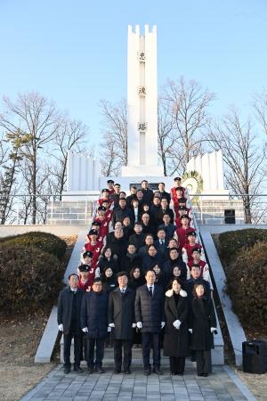 NSP통신-경상북도교육청은 2일 병오년(丙午年) 새해를 맞아 안동 충혼탑 참배와 새해 다짐식을 차례로 진행하며 2026년 공식 업무의 첫 일정을 시작했다고 밝혔다. (사진 = 경상북도교육청)