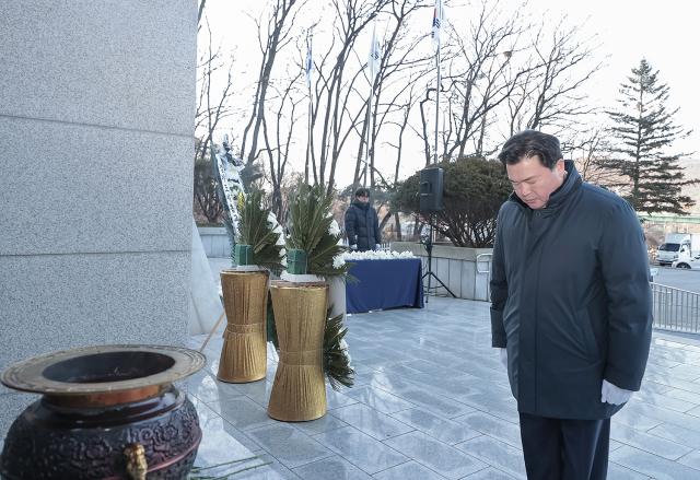 NSP통신-임병택 시장이 논곡동 현충탑을 찾아 신년 참배를 하고 있다. (사진 = 시흥시)