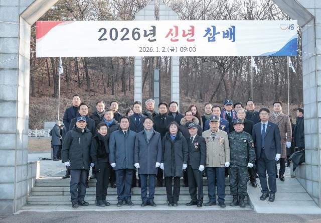 NSP통신-신년 참배 참석자들의 기념촬영 모습. (사진 = 시흥시)