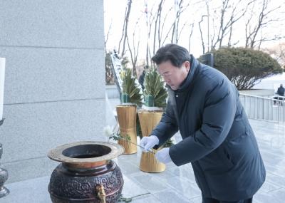 [NSP PHOTO]임병택 시흥시장 현충탑 참배로 병오년 첫 일정 시작