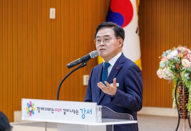 NSP통신-진교훈 서울 강서구청장이 구청 지하상황실에서 열린 2026년도 시무식에서 인사말을 하고 있다. (사진 = 서울 강서구청)