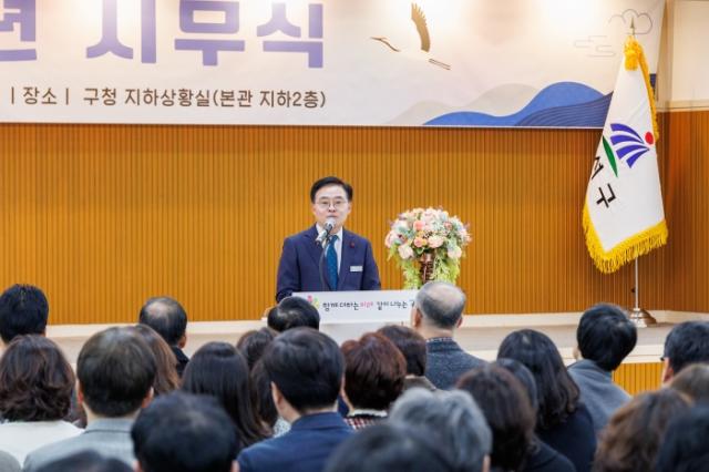 NSP통신-진교훈 서울 강서구청장이 구청 지하상황실에서 열린 2026년도 시무식에서 인사말을 하고 있다. (사진 = 서울 강서구청)