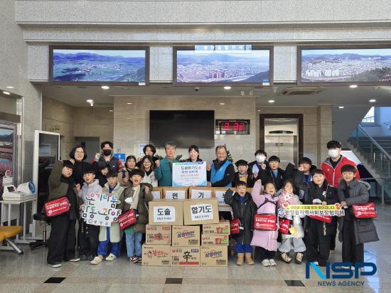 NSP통신-도솔합기도 관원들 후원물품 전달싟 (사진 = 광양시청)