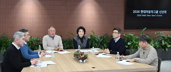 NSP통신-사진 좌로부터 현대차그룹 성 김 사장, 현대차그룹 장재훈 부회장, 현대차그룹 정의선 회장, 현대차그룹 김혜인 부사장, 기아 송호성 사장, 현대모비스 이규석 사장 (사진 = 현대차그룹)