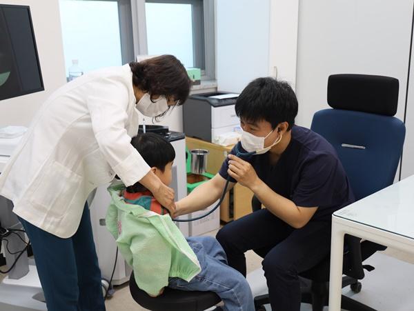 NSP통신-곡성군 소아과를 선물하세요 진료 모습. (사진 = 곡성군)