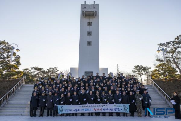 NSP통신-칠곡군은 지난 2일 왜관읍 삼청리 소재 충혼탑에서 병오년(丙午年) 새해를 맞아 김재욱 군수를 비롯한 이상승 군의장, 보훈단체장, 도·군의원, 기관단체장 등 90여 명이 참석한 가운데 2026년 신년참배 행사를 가졌다. (사진 = 칠곡군)