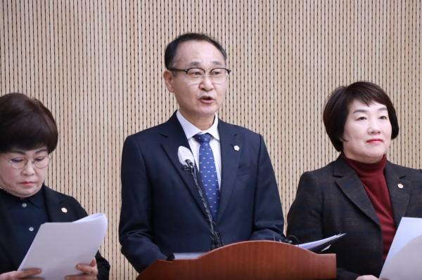 NSP통신-5일 경기도의회 용인지역 도의원들이 용인 반도체 클러스터의 새만금 이전론 확산 관련해 기자회견을 하고 있다. (사진 = 경기도의회)