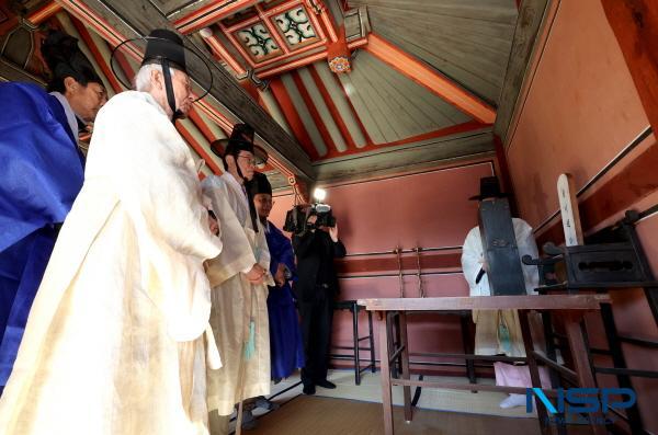 NSP통신-이철우 경상북도지사는 5일 안동 국제컨벤션센터에서 열린 2026년 안동상공회의소 신년인사회를 마치고 행사에 참석한 지역 유림인사들과 유네스코 세계유산인 도산서원을 방문했다. (사진 = 경상북도)