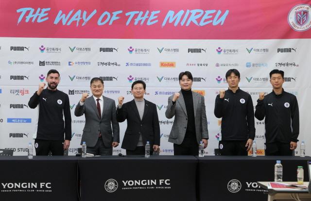 NSP통신-이상일 용인특례시장이 4일 포은아트홀에서 열린 용인FC 창단 기자회견을 마친 뒤 최윤겸 감독, 이동국 테크니컬 디렉터, 선수들과 기념사진 촬영을 하고 있다. (사진 = 용인특례시)