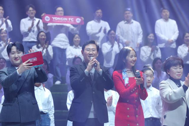 NSP통신-창단식에 이어 열린 신년음악회에서 인사 발언을 하고 있는 이상일 용인특례시장. (사진 = 용인특례시)