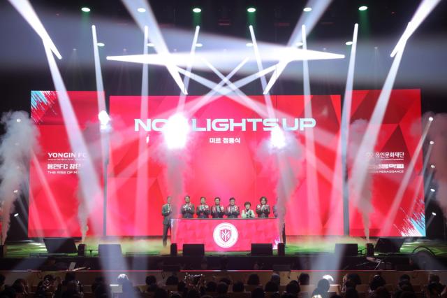 NSP통신-이상일 시장과 권오갑 총재, 최윤겸 감독, 신진호 선수대표 등이 축구단 창단을 알리는 미르 점등식에 참여하고 있다. (사진 = 용인특례시)