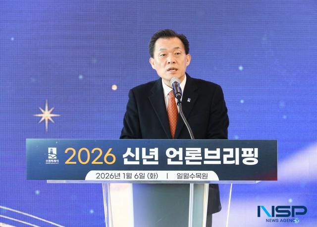 NSP통신-6일 이재준 수원시장이 신년브리핑에서 수원시 비전을 제시하고 있다. (사진 = 조현철 기자)