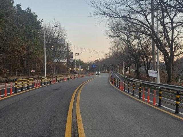 NSP통신-청계산로 1.9㎞ 구간에 자전거도로와 차도를 구분하는 도로 안전시설물 설치 모습. (사진 = 성남시)