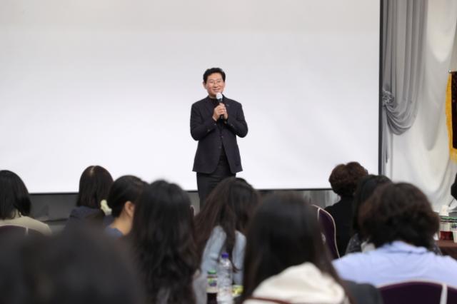 NSP통신-이상일 용인시장이 5일 시청 컨벤션홀에서 열린 제6기 용인청년정책네트워크 발대식에서 인사말을 하고 있다. (사진 = 용인특례시)