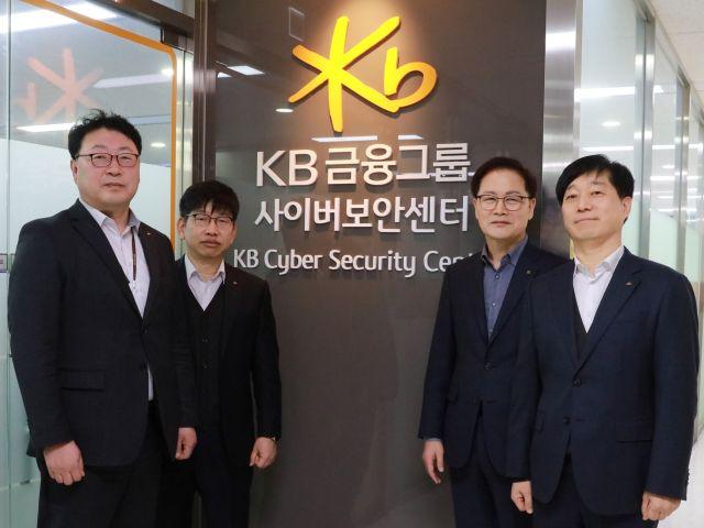 NSP통신-왼쪽부터 이재용 KB금융지주 사이버보안센터장(상무), 박정호 KB국민은행 테크인프라본부장, 최석문 KB금융지주 준법감시인(부사장), 신동철 KB데이타시스템 그룹사사업본부 상무가 지난 5일 KB국민은행 여의도전산센터 동관에서 진행된 그룹 사이버보안센터 현판식에서 기념촬영을 하고 있다. (사진 = KB금융)