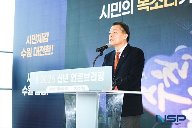 NSP통신-6일 이재준 수원시장이 기자들의 질의에 답변을 하고 있다. (사진 = 조현철 기자)