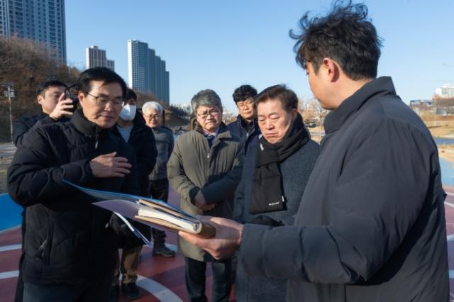 NSP통신-박승원 광명시장이 5일 안양천 지방정원 시범사업구간을 찾아 정원 조성 결과와 이용 현황을 살펴보고 있다. (사진 = 광명시)