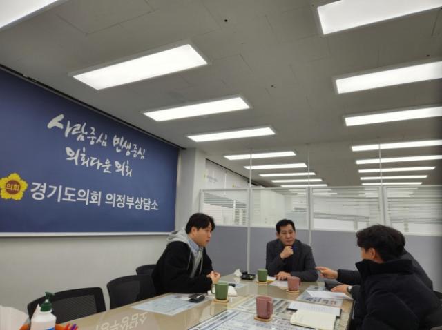 NSP통신-이영봉 의원이 5일 경기도의회 상담소에서 의정부시 버스정책과 관계자와 교통 불편 해소 방안에 대해 논의하고 있다. (사진 = 경기도의회)