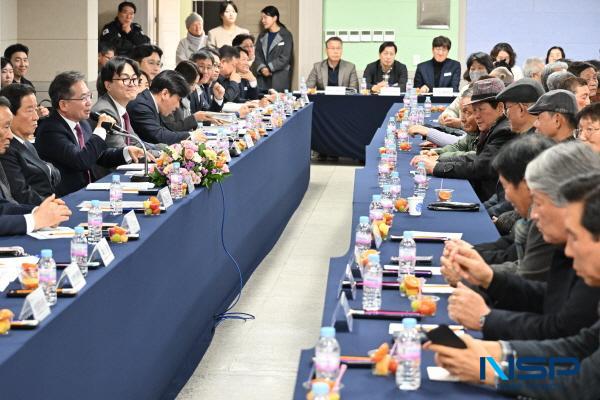 NSP통신-대구 군위군은 2026년 병오년 새해를 맞아 6일부터 9일까지 소보면을 시작으로 8개 읍면을 방문하며 주민과 신년 인사를 나누고 군정 발전방안에 대한 다양한 의견을 교환하는 소통의 시간을 갖는다. (사진 = 군위군)