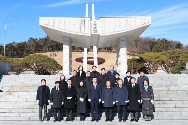 NSP통신-더불어민주당 전국광역의회의원협의회 소속 의원들이 6일 광주 운정동에 위치한 국립 5·18 민주묘지 참배 후 기념촬영을 하고 있다. (사진 = 경기도의회)