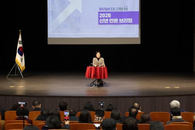 NSP통신-2026년 새해를 맞아 김보라 안성시장이 6일 시 소재 평생학습관에서 언론브리핑을 통해 올해 시정 운영 방향을 제시하고 있다. (사진 = 안성시)