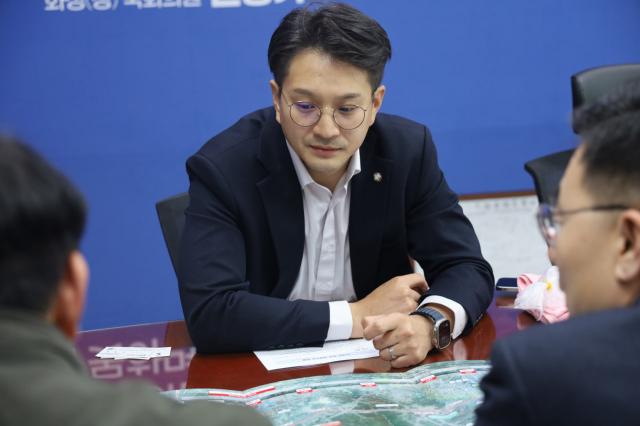 NSP통신-6일 전용기 국회의원이 국토교통부와 국가철도공단 관계자들로부터 동탄인덕원선 개통 관련 보고를 받고 있다. (사진 = 전용기의원실)